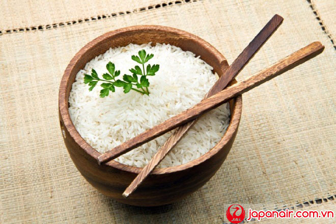 Việc cắm đũa trên bát cơm được xem là điều cấm kỵ Việc cắm đũa trên bát cơm được xem là điều cấm kỵ