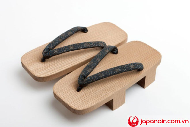 Đôi guốc gỗ mang một ý nghĩa quan trọng trong đời sống tâm linh của người Nhật Đôi guốc gỗ mang một ý nghĩa quan trọng trong đời sống tâm linh của người Nhật