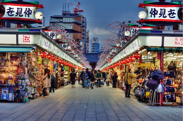 Một con phố ở khu mua sắm Asakusa
