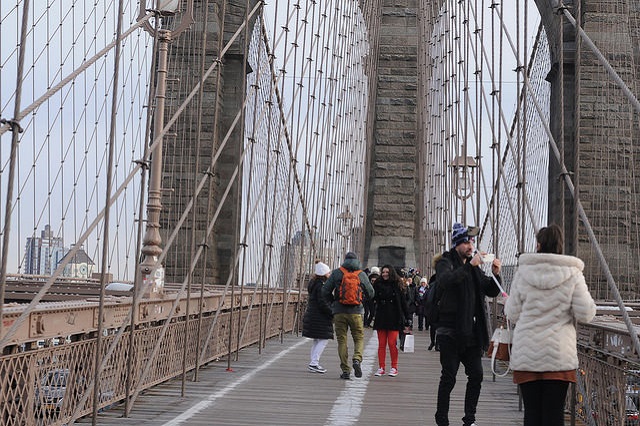 Tản bộ trên cầu Brooklyn nổi tiếng